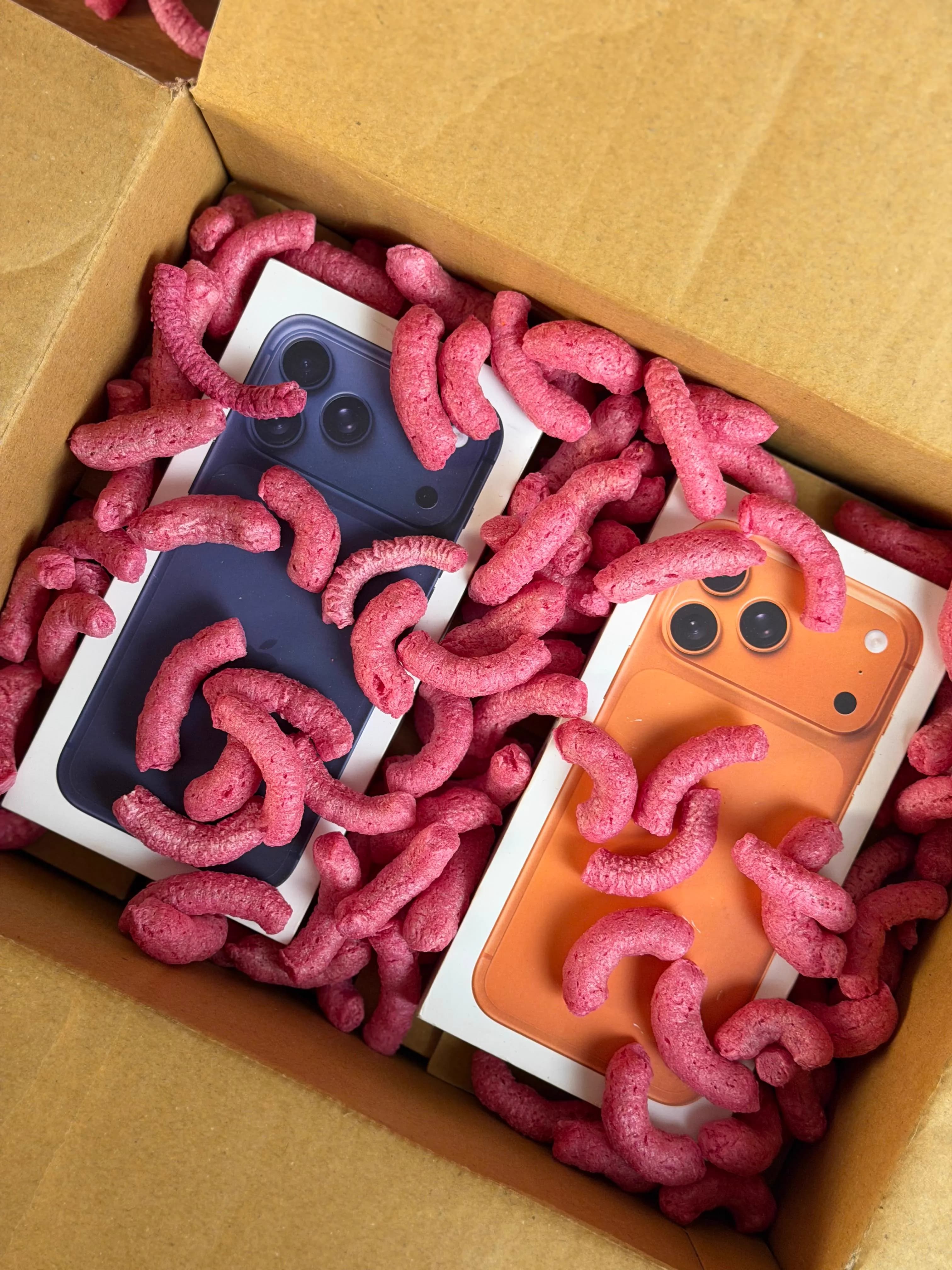 Caixas de iPhone 17 Pro Max preparadas pela Mavi